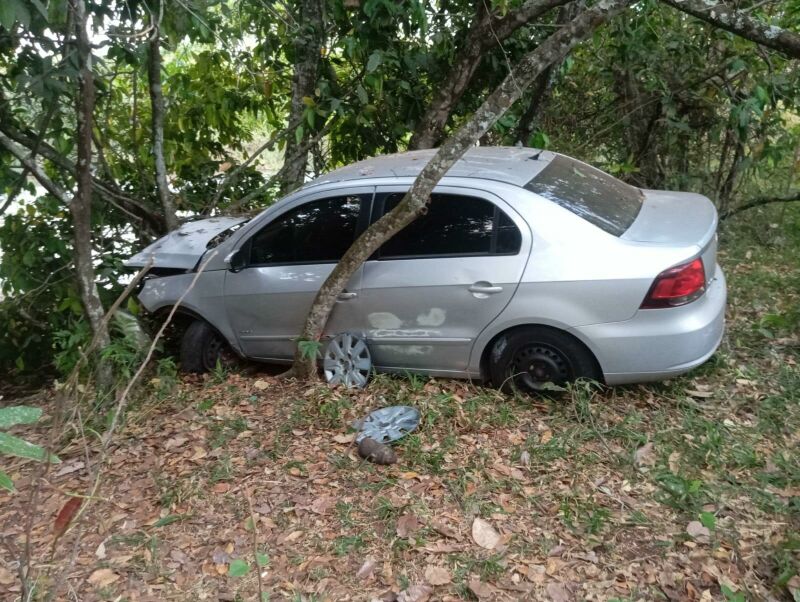 Imagem ilustrativa da matéria Motorista perde controle em ponte, desce barranco e carro quase para no Rio Sucuriú, em Costa Rica